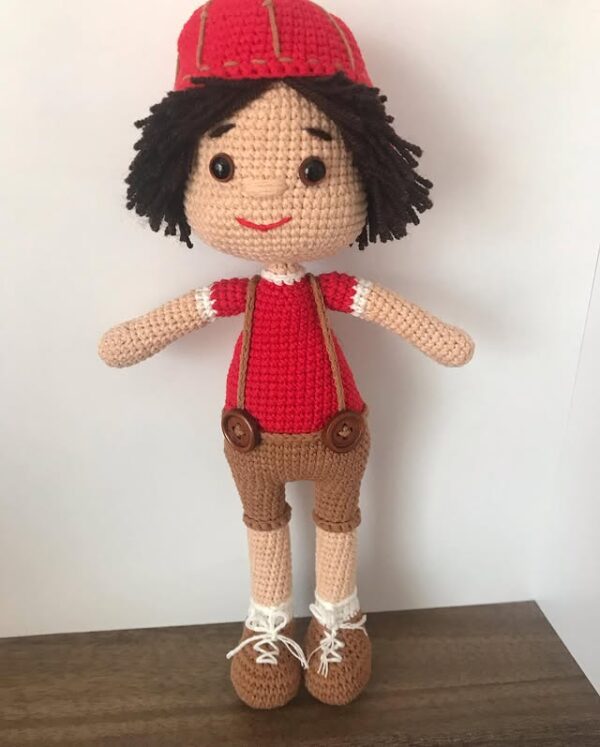 El Yapımı Amigurumi Oyuncak – Kırmızı Kahverengi Kıyafetli