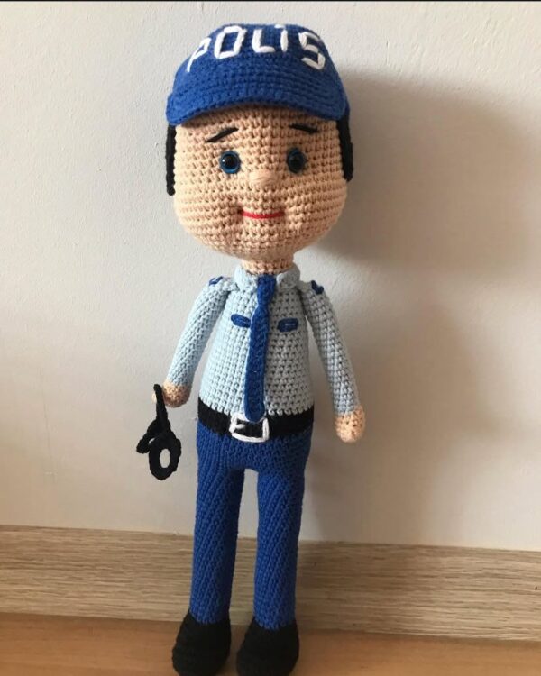 El Yapımı Amigurumi Polis Bebek Oyuncak – Mavi Üniformalı