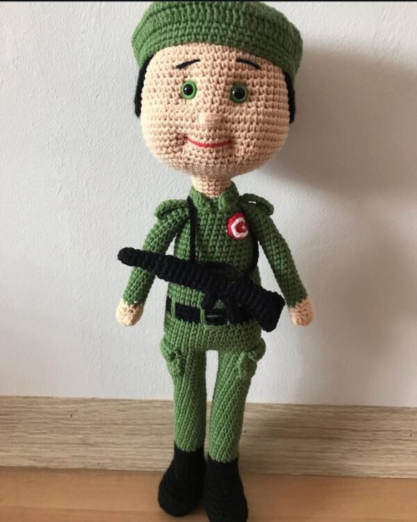 El Yapımı Amigurumi Asker Bebek Oyuncak – Asker Üniformalı