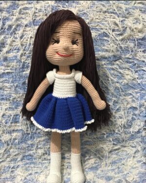 El Yapımı Amigurumi Kız Oyuncak – Mavi Beyaz Elbiseli