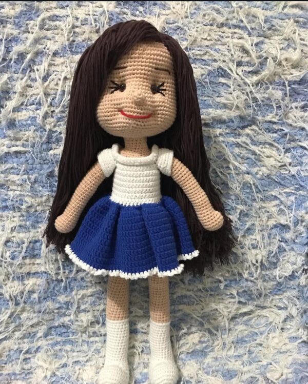 WhatsApp Image 2025-07-29 at 13.34.02 El Yapımı Amigurumi Kız Oyuncak – Mavi Beyaz Elbiseli