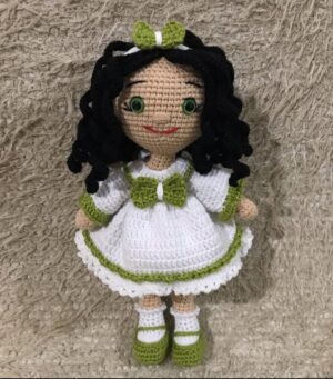 El Yapımı Amigurumi Kız Oyuncak – Yeşil Beyaz Elbiseli