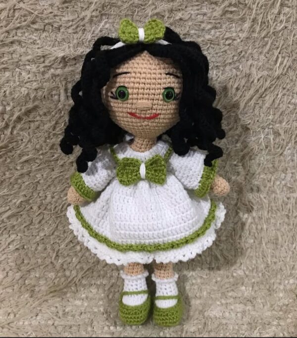 El Yapımı Amigurumi Kız Oyuncak – Yeşil Beyaz Elbiseli