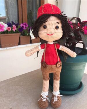 El Yapımı Amigurumi Oyuncak – Kırmızı Kahverengi Kıyafetli