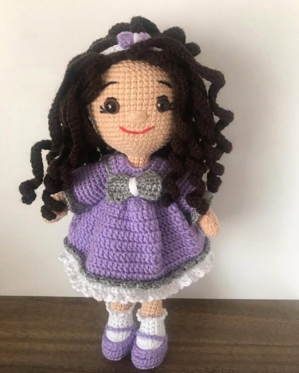 El Yapımı Amigurumi Kız Oyuncak – Mor Kıyafetli