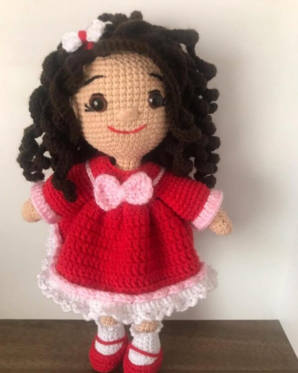 El Yapımı Amigurumi Kız Oyuncak – Kırmızı Kıyafetli