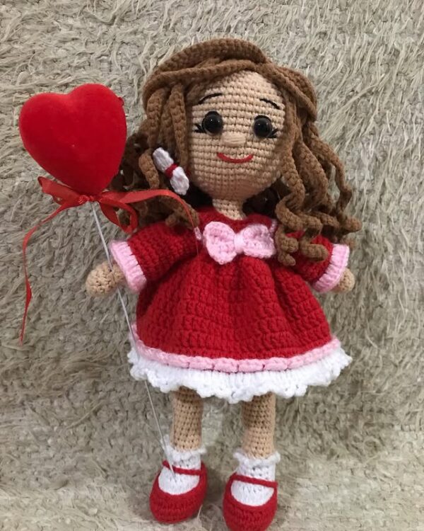 El Yapımı Amigurumi Kız Oyuncak – Kırmızı Pembe Beyaz Elbiseli