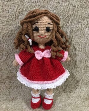El Yapımı Amigurumi Kız Oyuncak – Kırmızı Pembe Beyaz Elbiseli