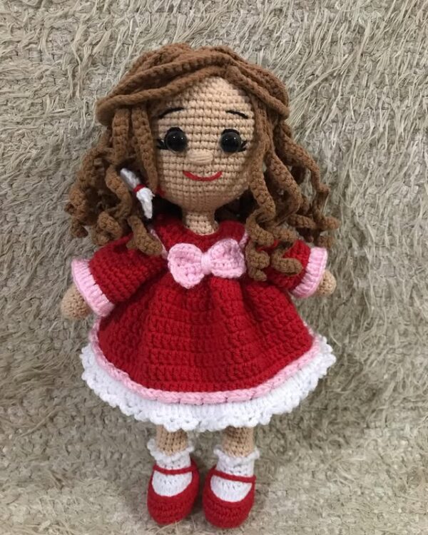 El Yapımı Amigurumi Kız Oyuncak – Kırmızı Pembe Beyaz Elbiseli